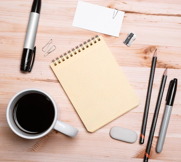 Büroausstattung mit Kaffee — Stockfoto