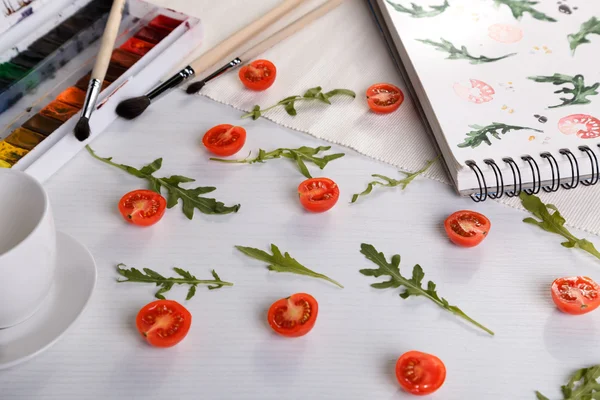 Cherry tomatoes ans arugula — Stock Photo, Image