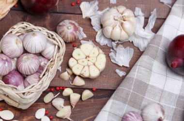 bir masa üzerine taze baharatlar