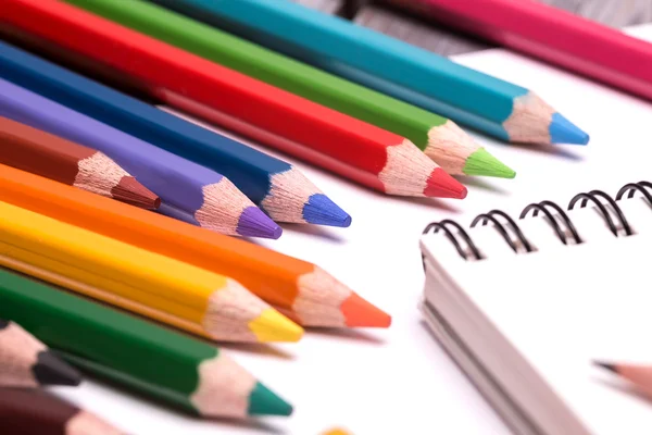 Färgglada kritor och pennor — Stockfoto