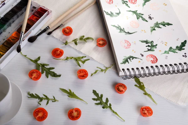 Cherry tomatoes ans arugula — Stock Photo, Image