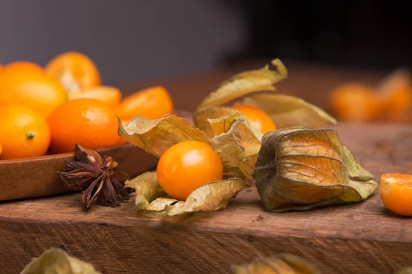 Physalis och kumquat — Stockfoto