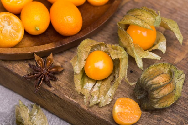 Physalis und Kumquat — Stockfoto