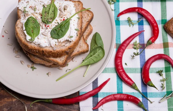 Sandwich mit Weichkäse — Stockfoto