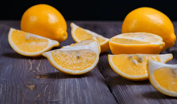 Låg nyckel citroner — Stockfoto
