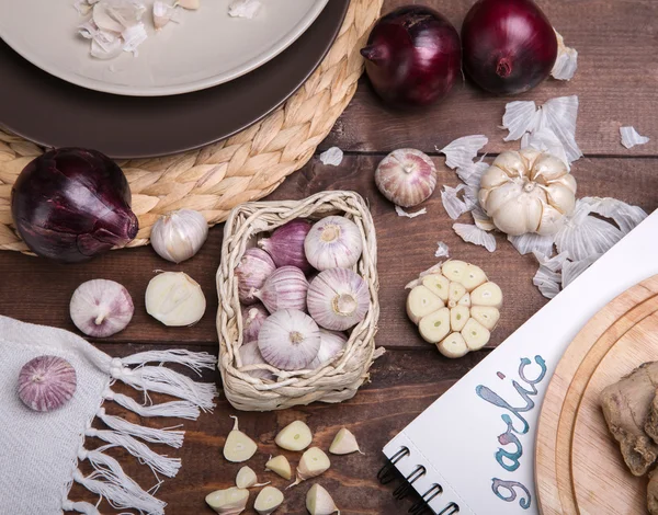 Knoblauch und Zwiebeln — Stockfoto