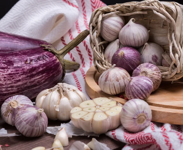 bir masa üzerine taze baharatlar