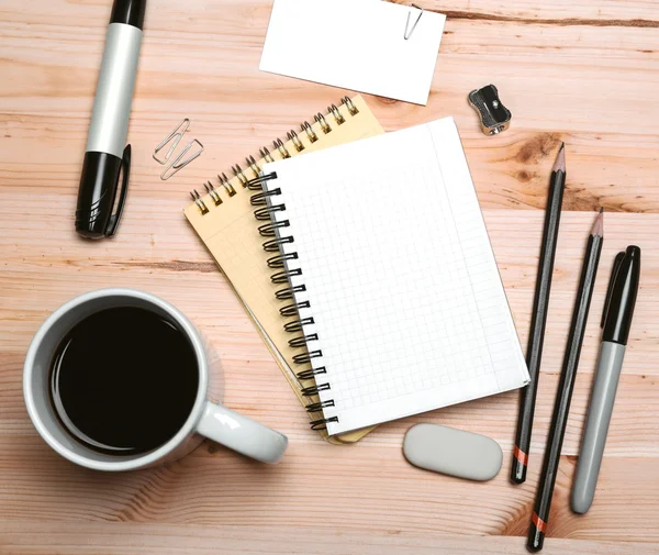 Büroausstattung mit Kaffee — Stockfoto