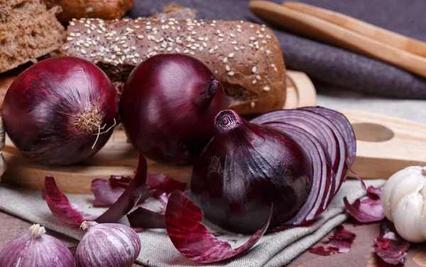 Onion, bread and garlic — Stock Photo, Image