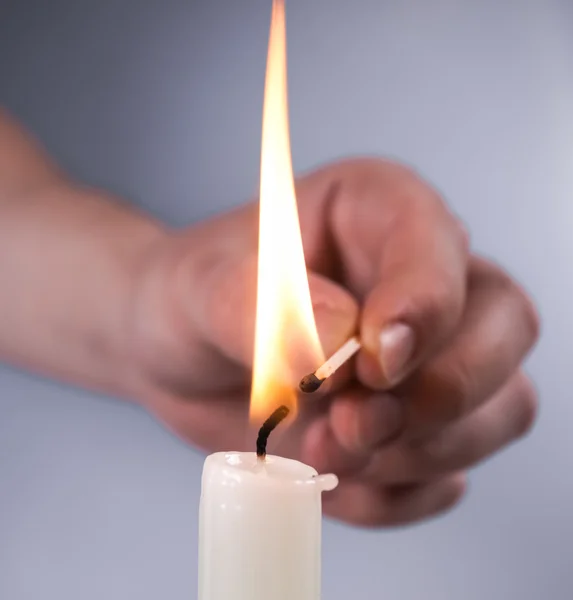 Hände entzünden Kerze — Stockfoto