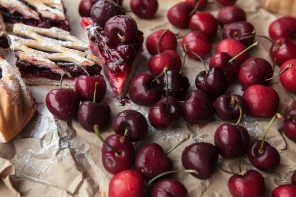 Bogyók és a papír torta — Stock Fotó