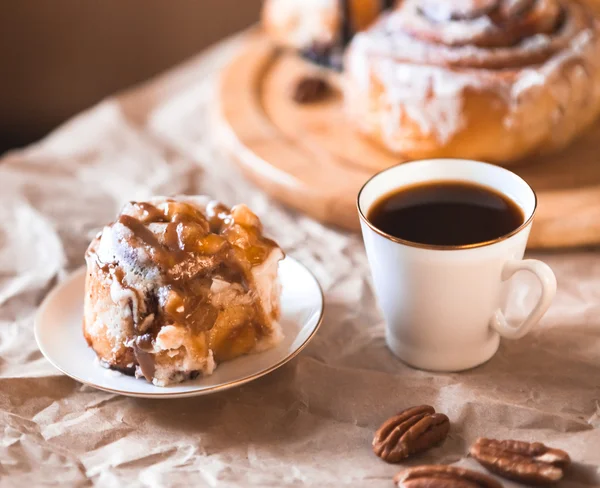 Cinnabon with coffee — Stock Photo, Image