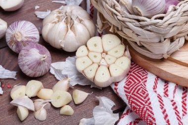 bir masa üzerine taze baharatlar