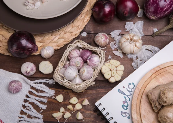 Knoblauch und Zwiebeln — Stockfoto