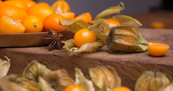 Physalis und Kumquat — Stockfoto