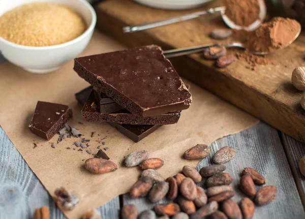 Chocolate e grãos de cacau — Fotografia de Stock
