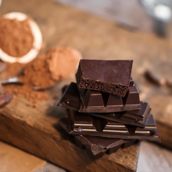 Какао порошок и бобы — стоковое фото