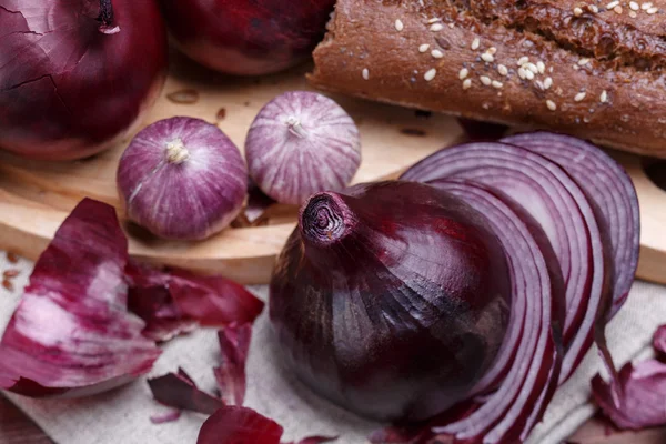 Zwiebeln, Brot und Knoblauch — Stockfoto