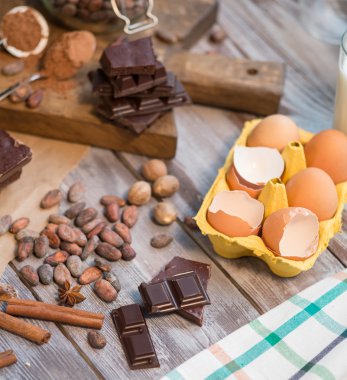 Çikolatalı kek için malzemeler