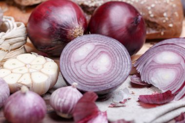 soğan, ekmek ve sarımsak