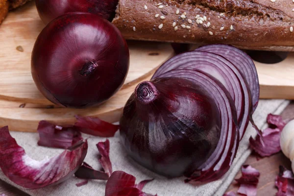 Zwiebeln, Brot und Knoblauch — Stockfoto