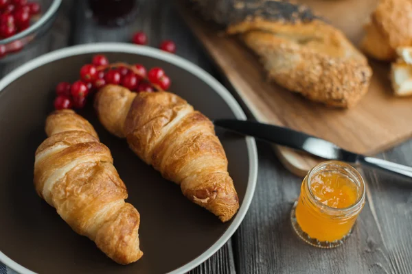 Croissant mit Marmelade — Stockfoto