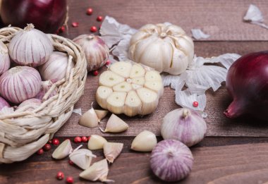 bir masa üzerine taze baharatlar