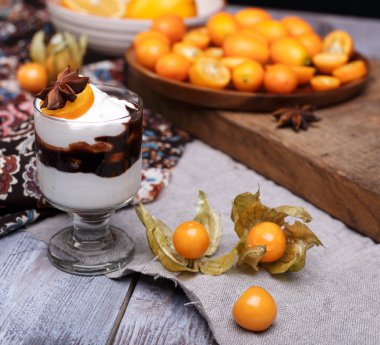 Kamkat ve physalis tatlı