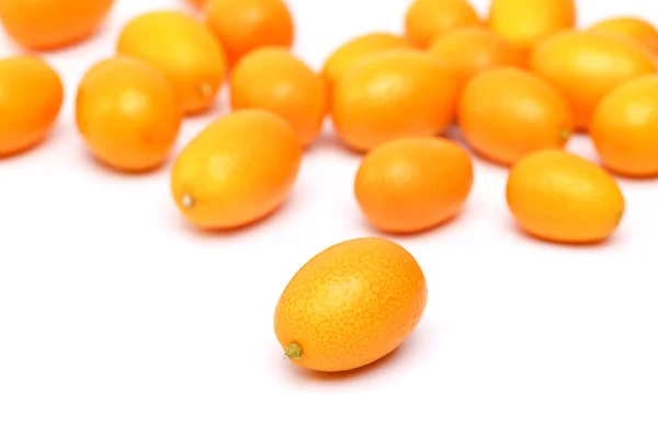 Kumquat crudo sobre un blanco — Foto de Stock
