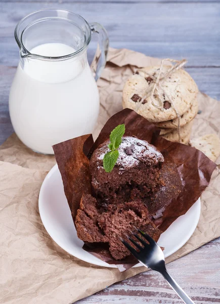 ブラックベリーのケーキとミルク — ストック写真