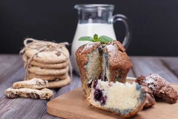 BlackBerry cupcake en melk — Stockfoto