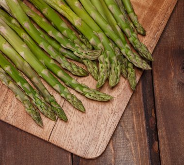 aspargus ahşap üzerine