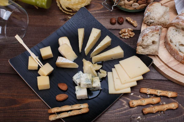 Different cheese and bread — Stock Photo, Image