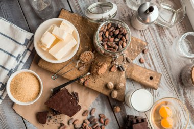 Çikolatalı kek için malzemeler