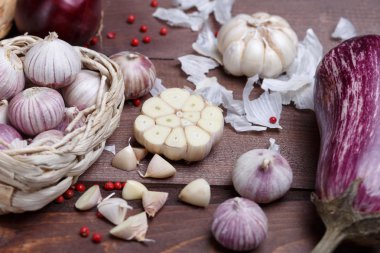 bir masa üzerine taze baharatlar