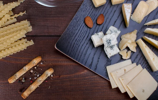 Different cheese and bread — Stock Photo, Image