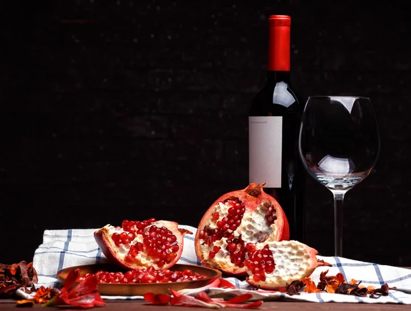 Broken ripe pomegranate and wine — Stock Photo, Image