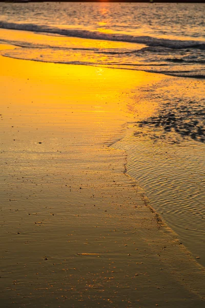 Beau coucher de soleil sur la plage — Photo
