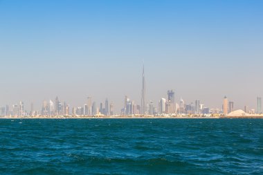 Bir yaz günü içinde Dubai şehir silüetinin