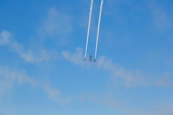 Performances de l'avion avec fumée colorée — Photo