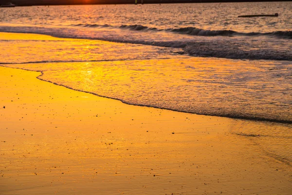 Belo pôr do sol na praia — Fotografia de Stock