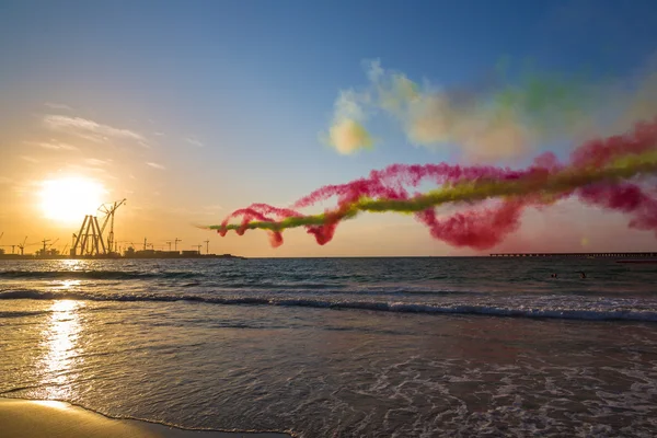 Desempenho de aeronaves com fumaça colorida — Fotografia de Stock