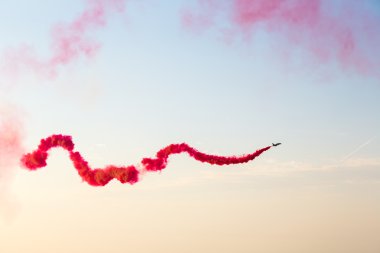 Renkli duman ile uçak performans