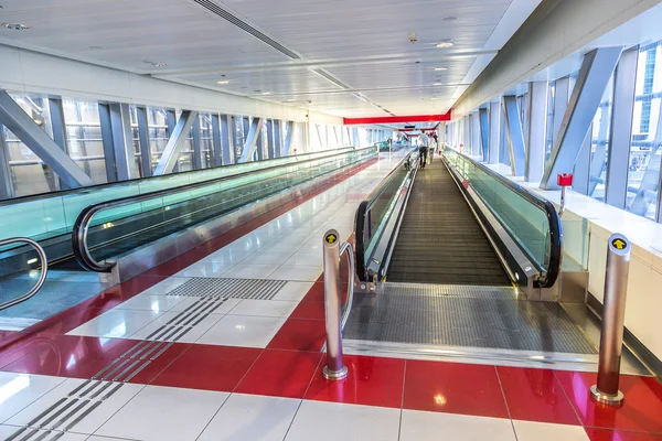 Automatisk trappor i Dubai metro — Stockfoto
