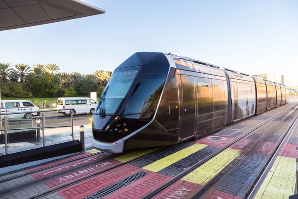 Nová moderní tramvaj v Dubaji — Stock fotografie