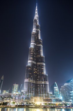 Uluslararası Dubai Kongre ve Sergi Sarayı skyskraper gece