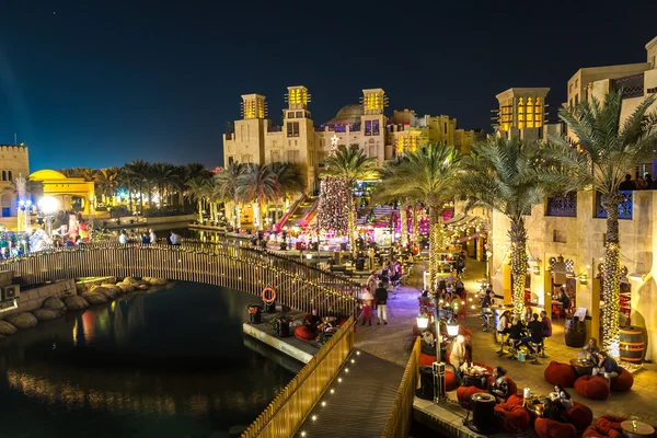 Orang makan malam di restoran di Dubai — Stok Foto