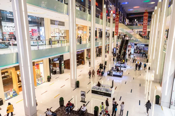 Compradores em Dubai Mall, UAE — Fotografia de Stock