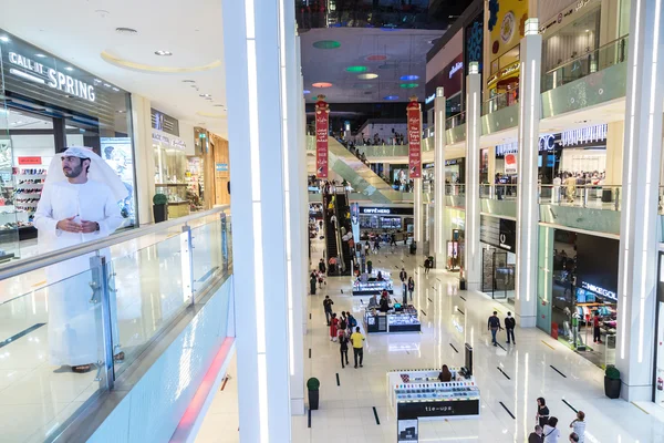 Shoppers in Dubai Mall, Verenigde Arabische Emiraten — Stockfoto