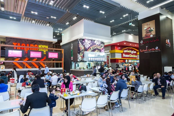 Court de restauration à Dubai Mall — Photo